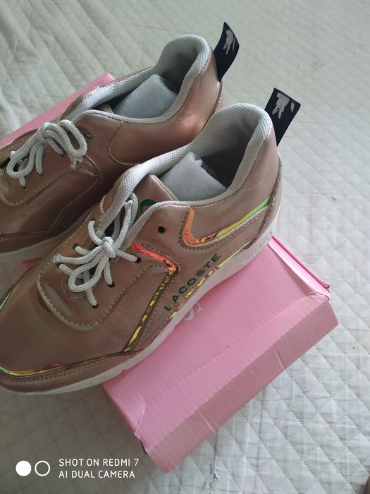 Кизларга янги кора пойафзал ва красовка.  70-минг сум.