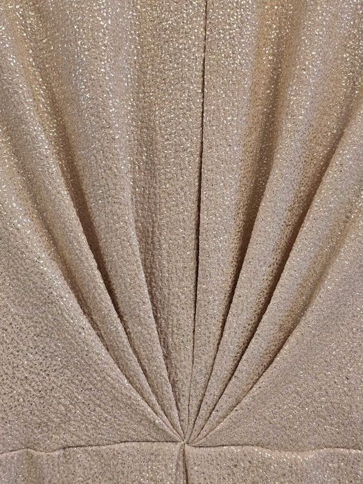 Salopetă aurie cu decolteu la spate