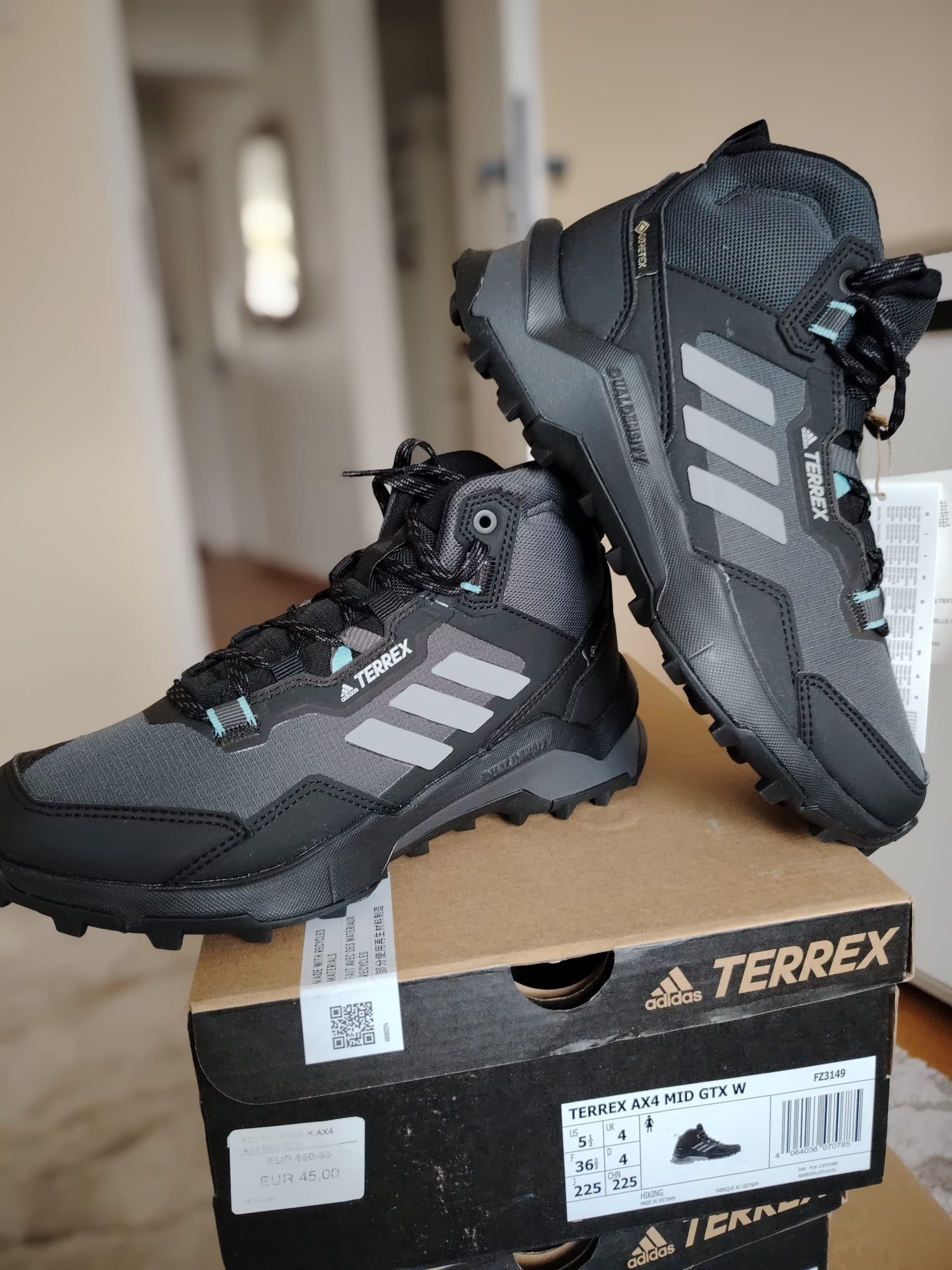 Bocanci Adidas goretex Nr 36.5 și 38