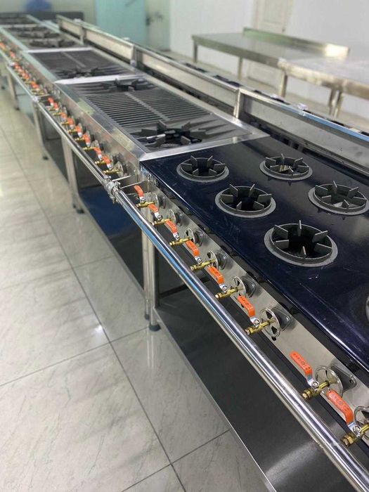 Газовая плита с большими и маленькими конфорками