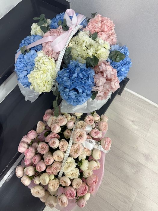 Цветы кустовые розы, гортензия