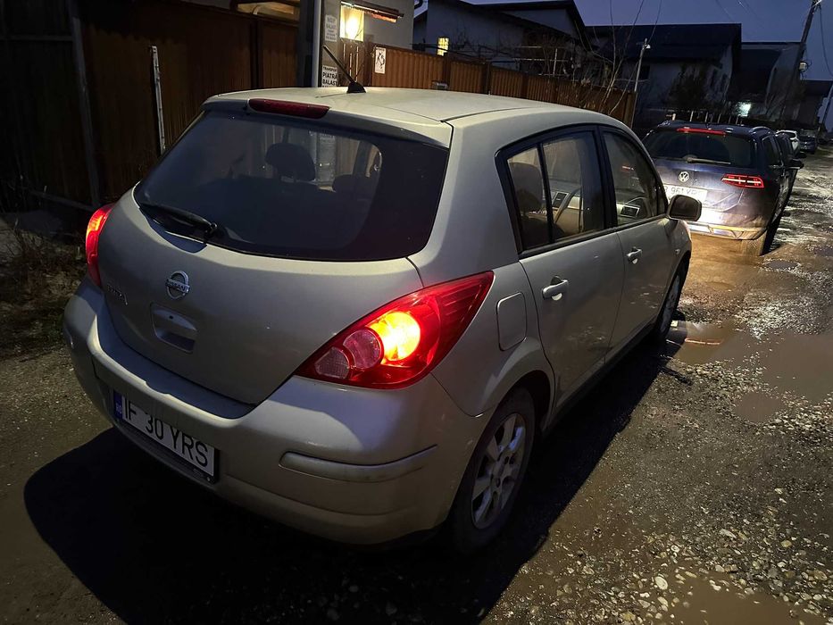 Nissan Tiida - Aproape de pomana