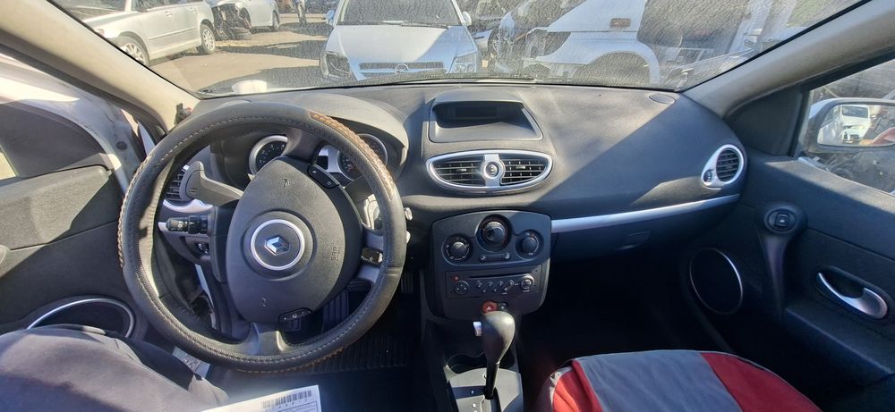 Dezmembrez Renault Clio 3 Automata 1.6 B 2008