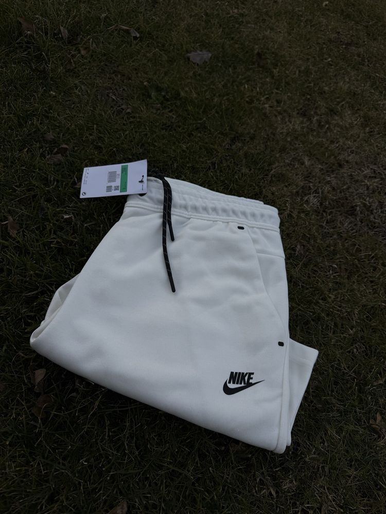 Pantaloni Scurti Nike Tech / 2025