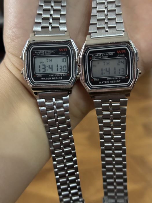 Это мужские часы Casio в серебристом цвете с металичиским браслетом.