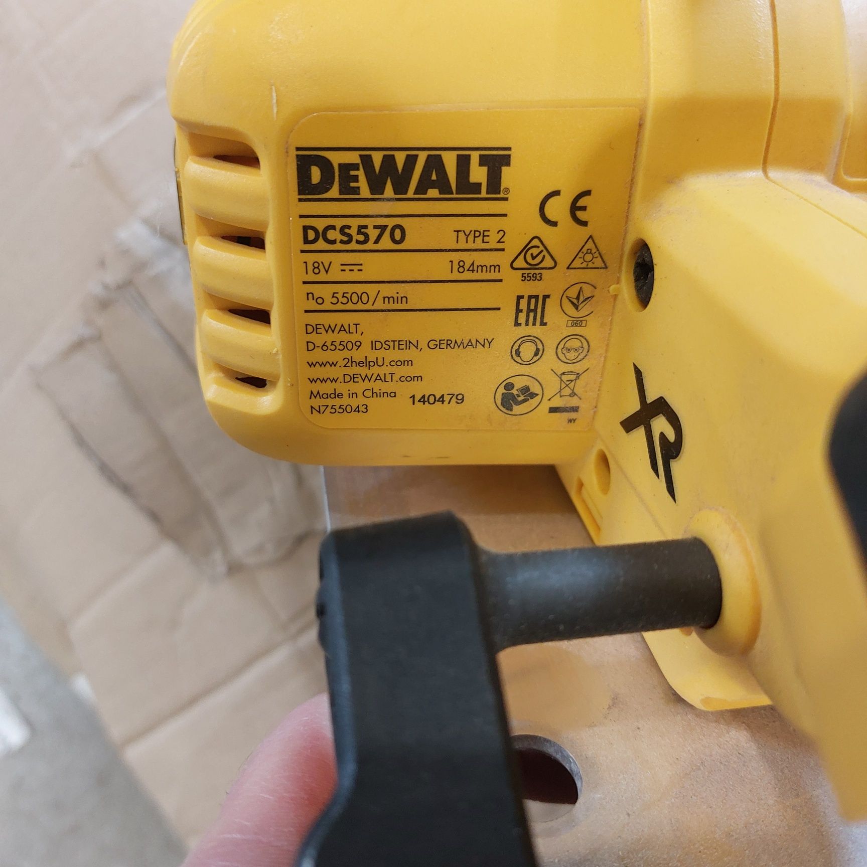 Dewalt DCS570 безчетков акумулаторен ръчен циркуляр Девалт 184мм