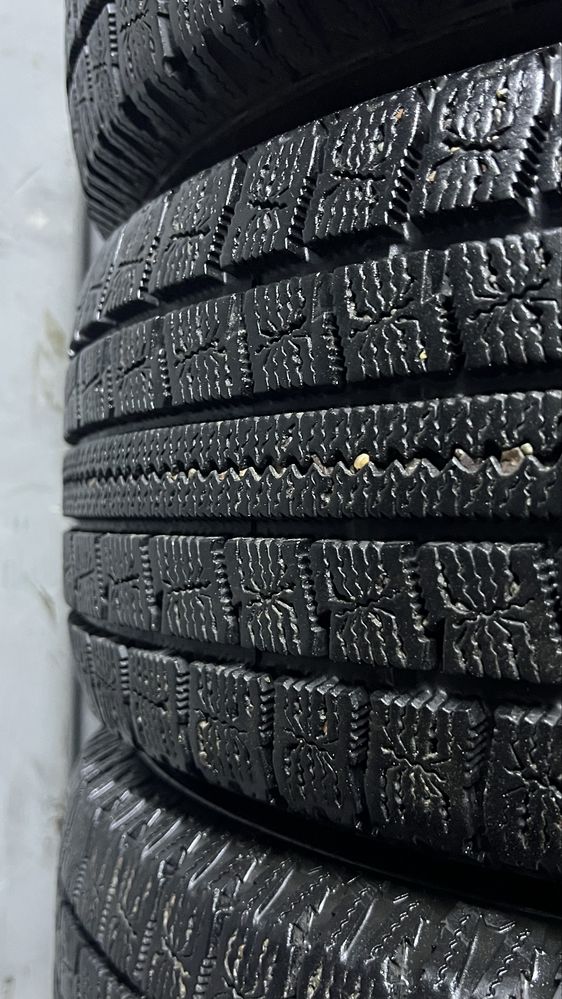 Продается комплект зимних шин Nitto SN2 225/65/17