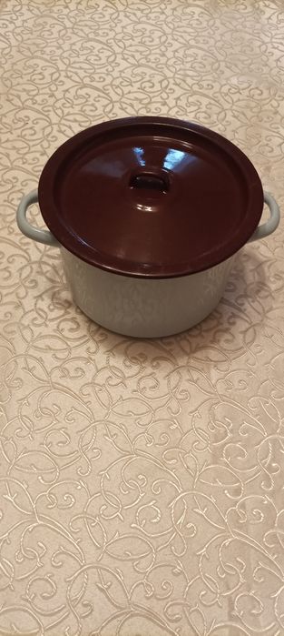 Эмалированные кастрюли и ведро .