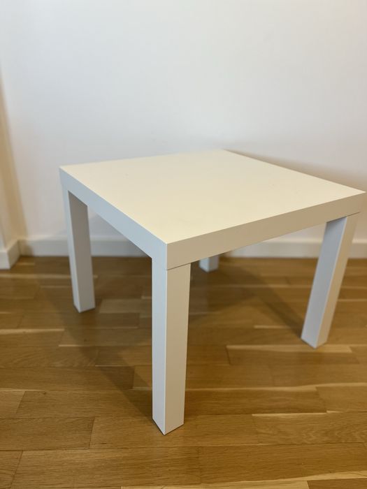 Masă de living albă, modernă, în stare excelentă