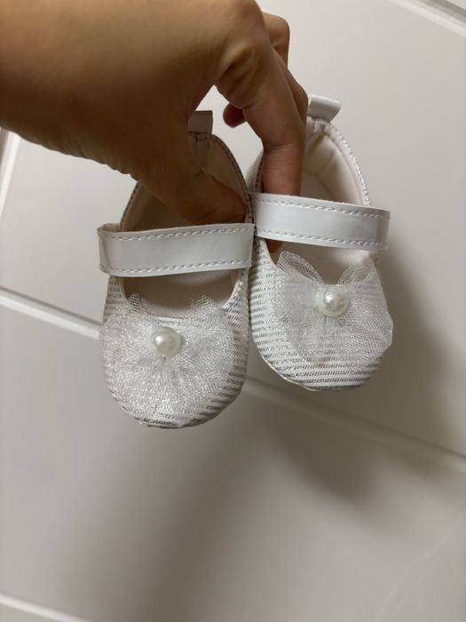 Продам детские белые туфельки для новорождённой