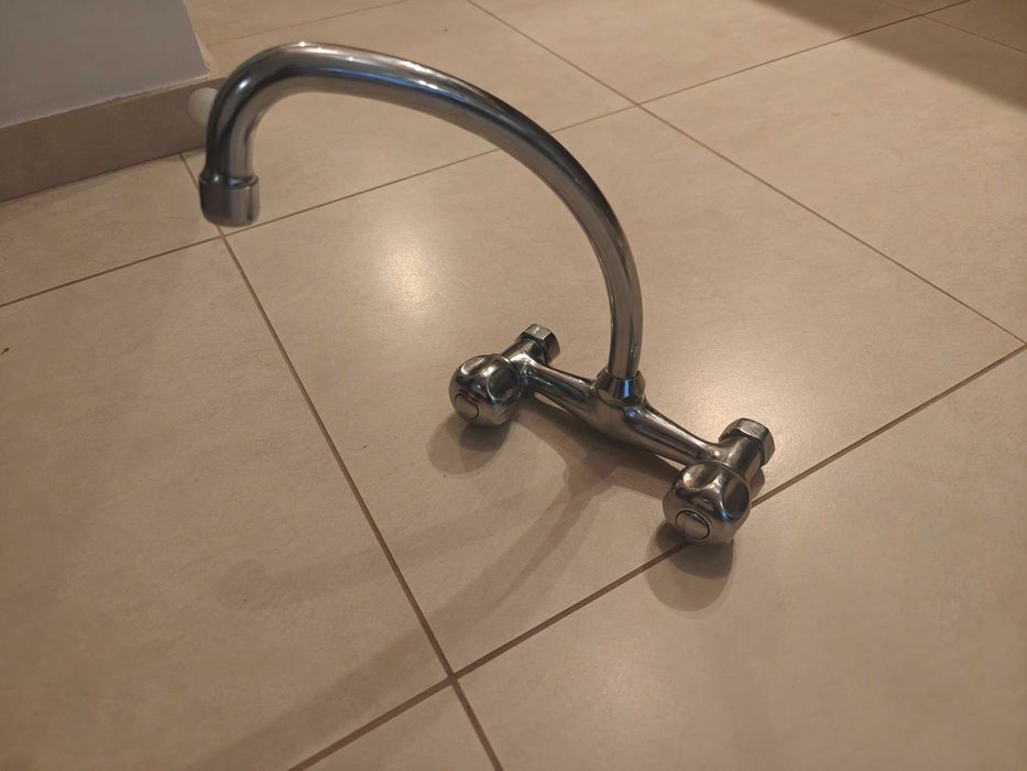 Продавам 3 броя смесители за кухня и баня