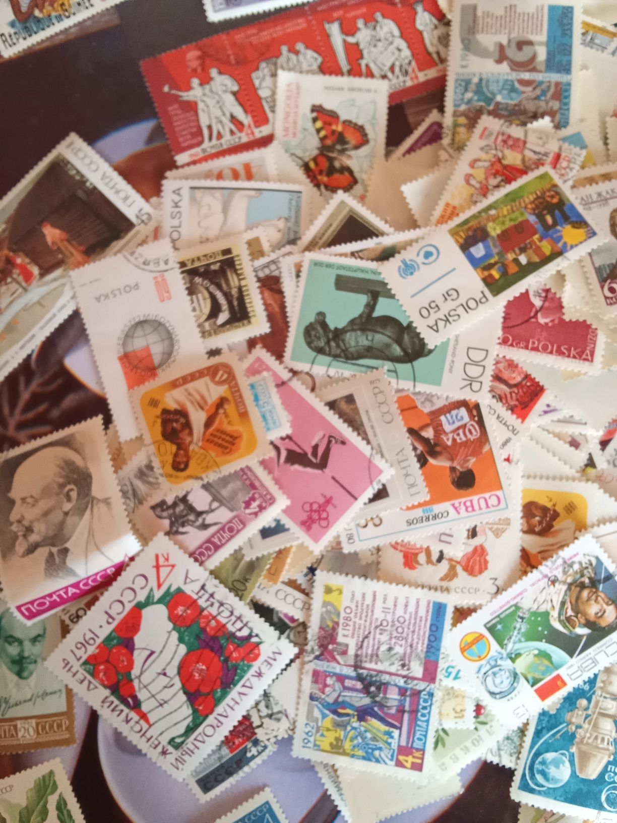 Продаю почтовые марки разных стран.