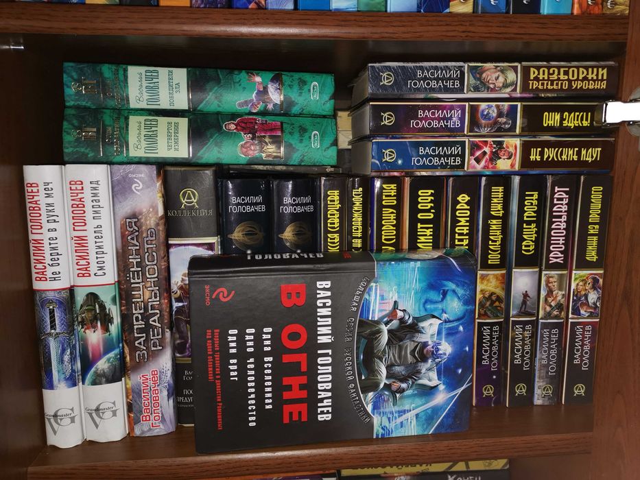 Книги фантастика,  детективы, остросюжетные.