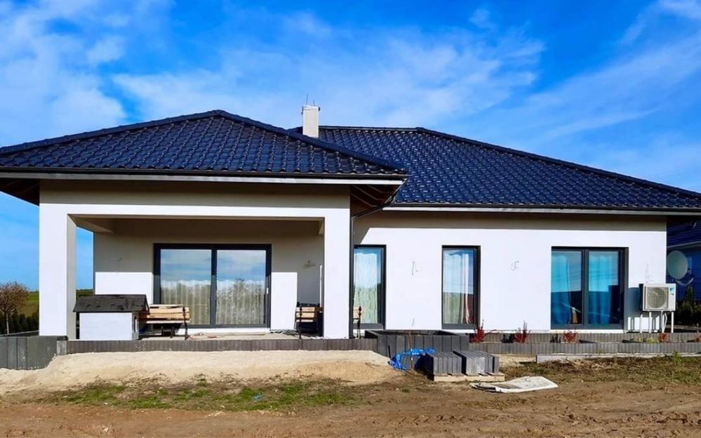 Casă modulară pe structură metalică, cu pereți din panouri sandwich, p