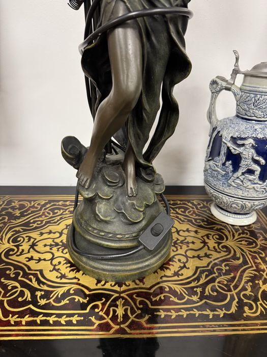 Lampa din polirasina cu 3 abajururi