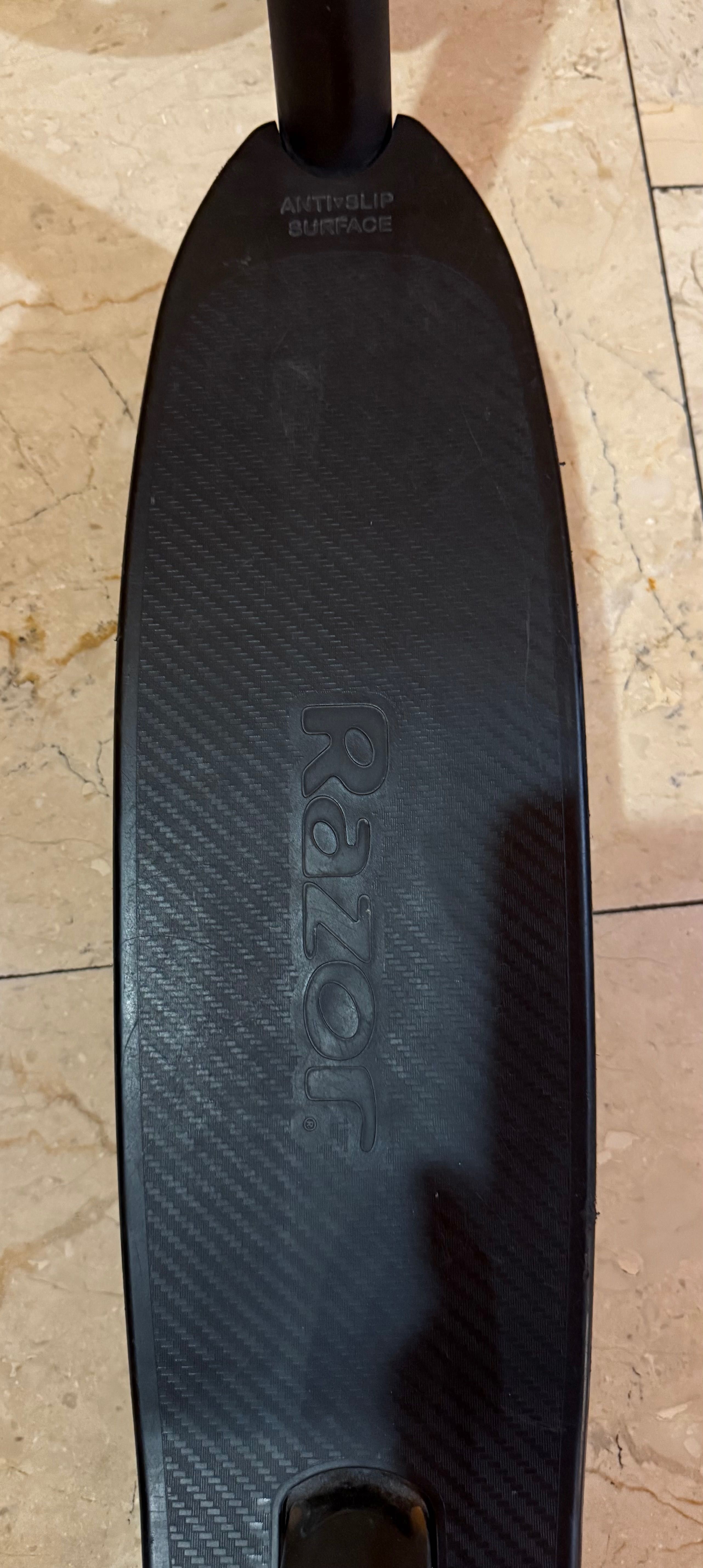 Продавам тротинетка Razor Carbon Lux.