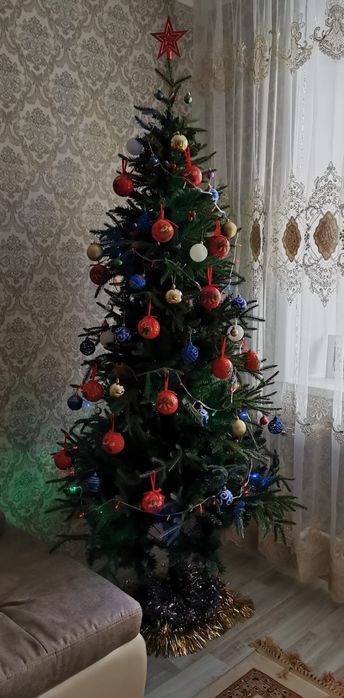 Продаю новогоднюю ёлку.