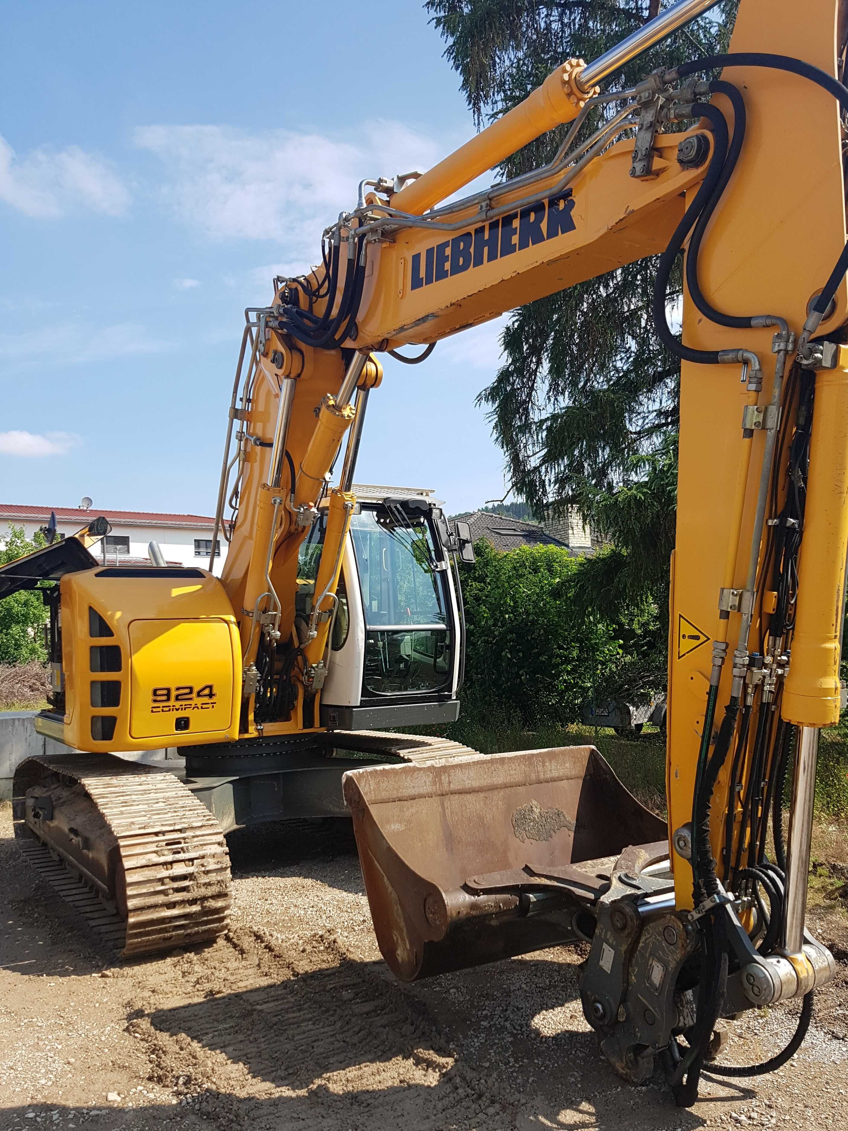 Excavator Liebherr 924 compact cu tocator forestier