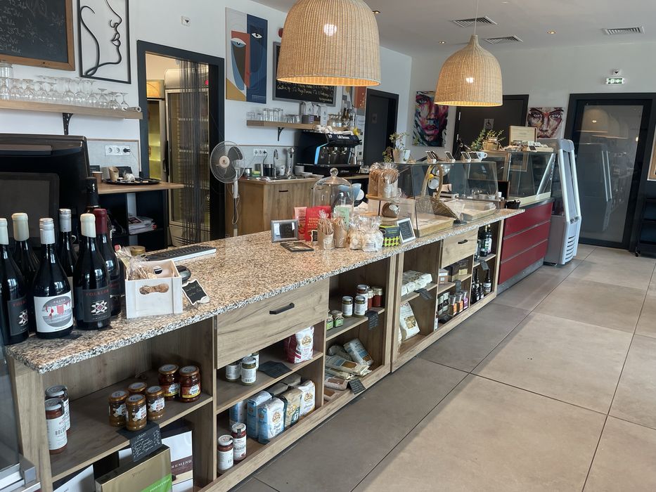 Спешно се продава цялостно оборудване за магазин, заведение,ресторант.