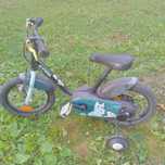 Vând bicicleta pt copii cu roti ajutătoare