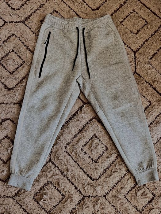 Долнища на Essentials, Nike Tech