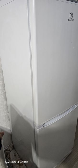 Продам холодильник индезит,рабочий,морозильник морозит.