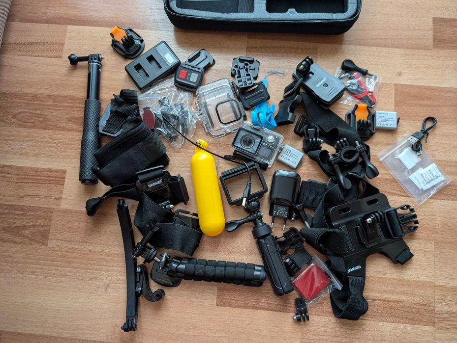 Mystery box, o cameră de filmat și accesorii