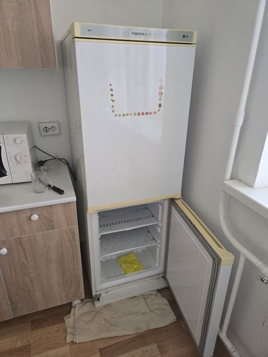 Продам холодильник Б/у 25000  марка LG . Самовывоз.