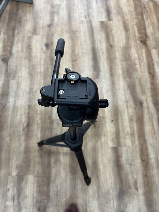 Manfrotto 128RC cu trepied Cullmann 4155