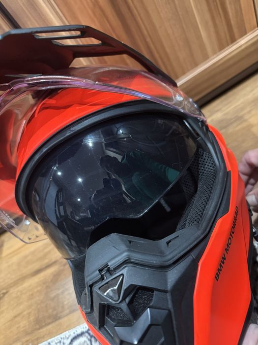 BMW Motorrad – модел с визьор и козирка (Adventure/Enduro стил).