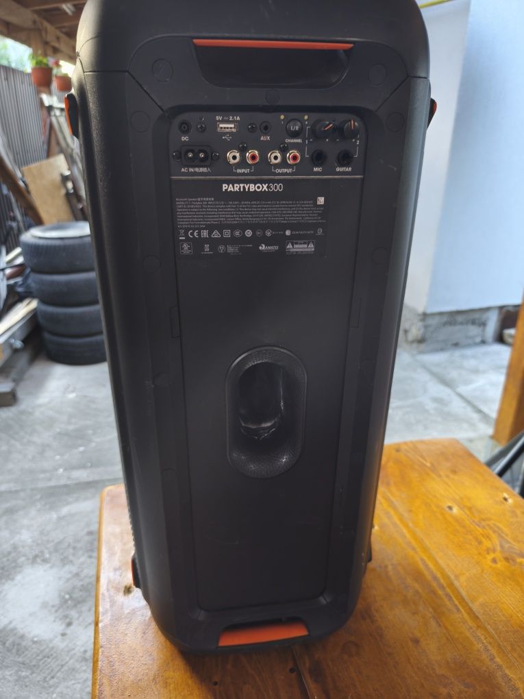 Vînd boxa jbl 310.