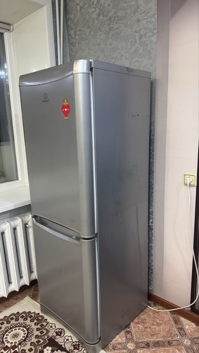 Продам холодильник indisit