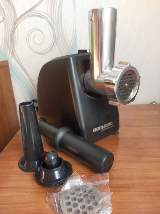 Продам Мясорубку REDMOND RMG-1229 черный. В отличном состоянии,