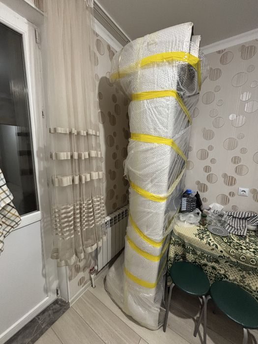 Кожанный белый диван