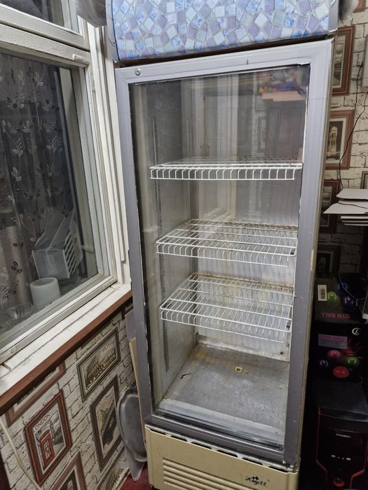 Продаётся витринный холодильник