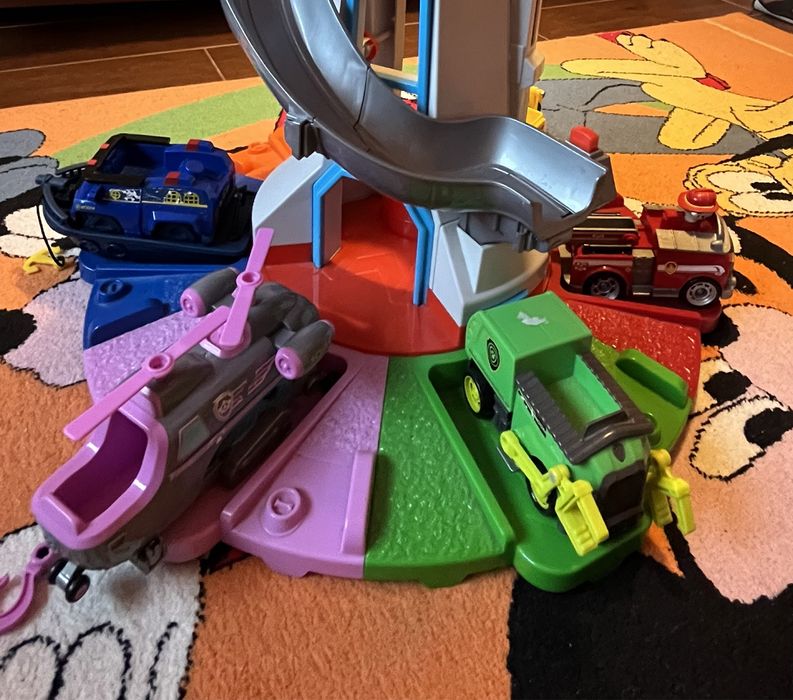 Turnul PAW PATROL + set complet echipa catelusilor