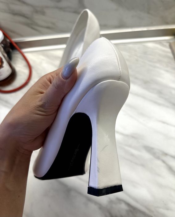 Обувки и сандали на ток Манго и Бершка