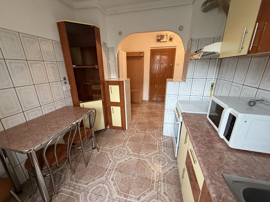 Inchiriez apartament cu 3 camere