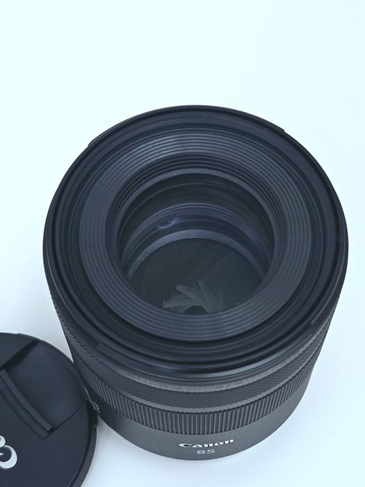 Obiectiv Canon RF 85mm F2 Macro IS STM, impecabil