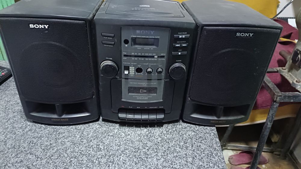 Urgent Radio casetofon - cd Sony  se aude  tare functional detali jos