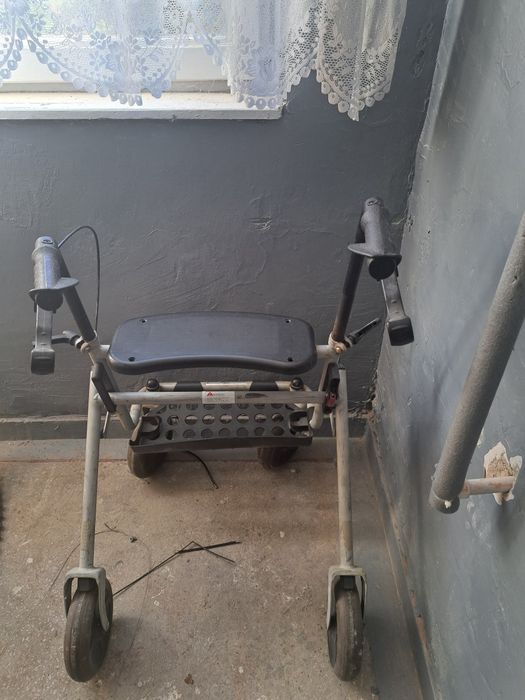 Vând  cărucior cu rotile