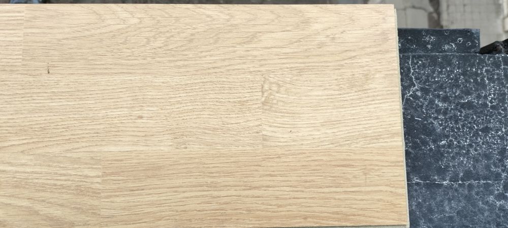 Продавам изгодно ламиниран паркет