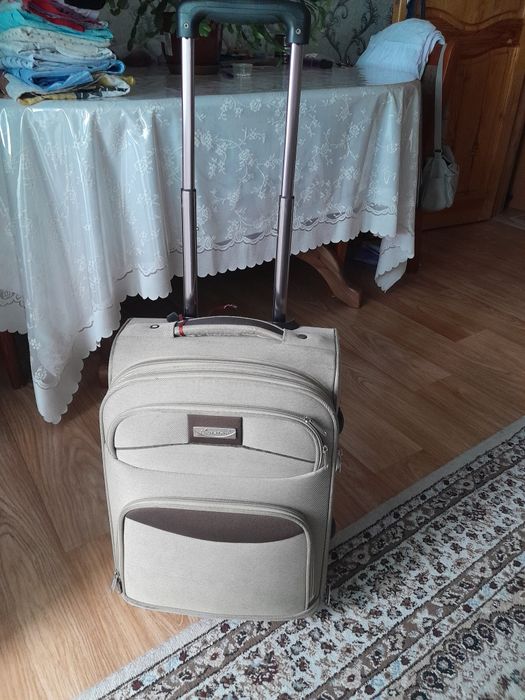 Чемодан на колёсиках.