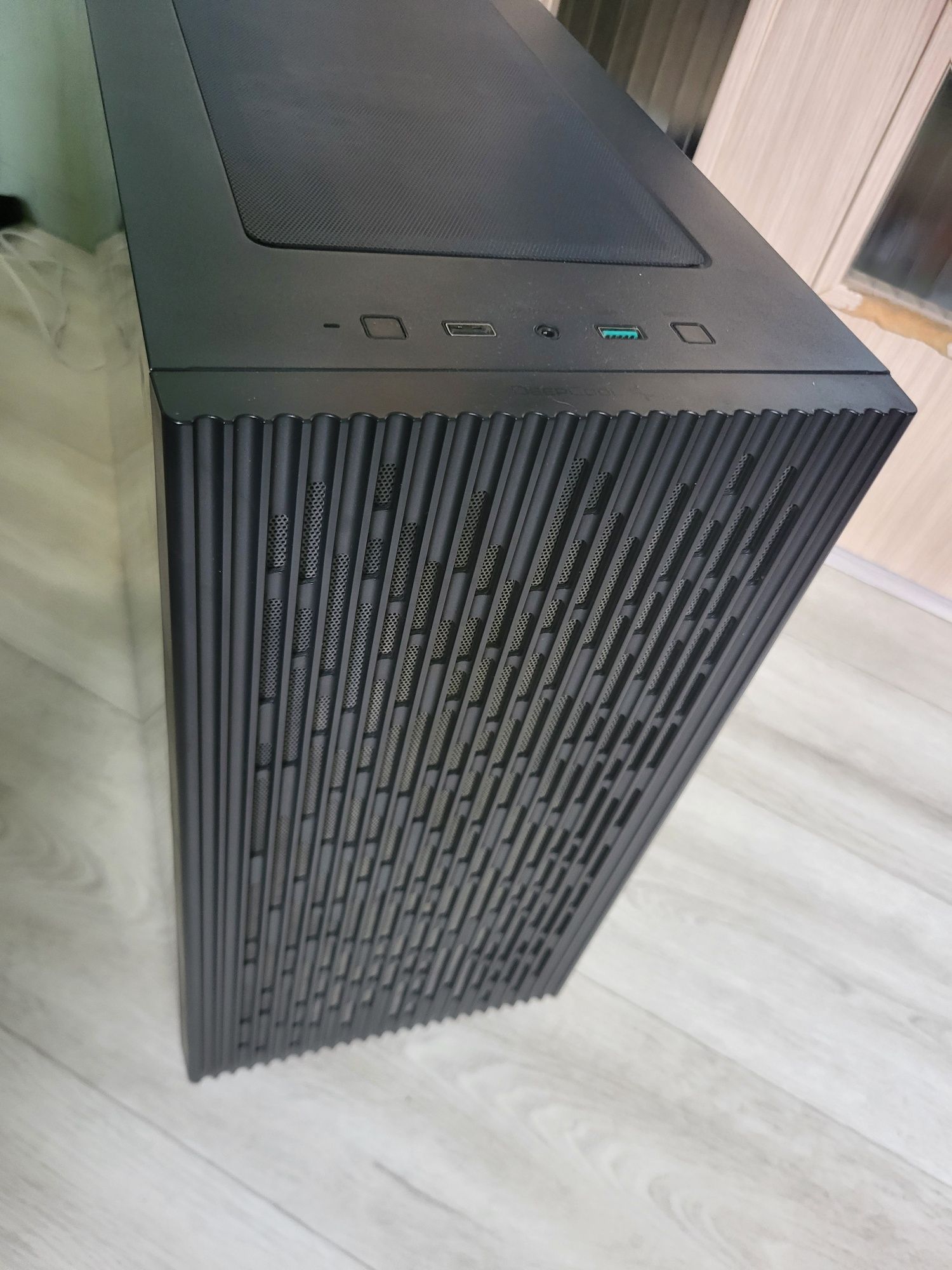 Продаю корпус (кейс), блок питания (msi 650 w) и башню для процессора