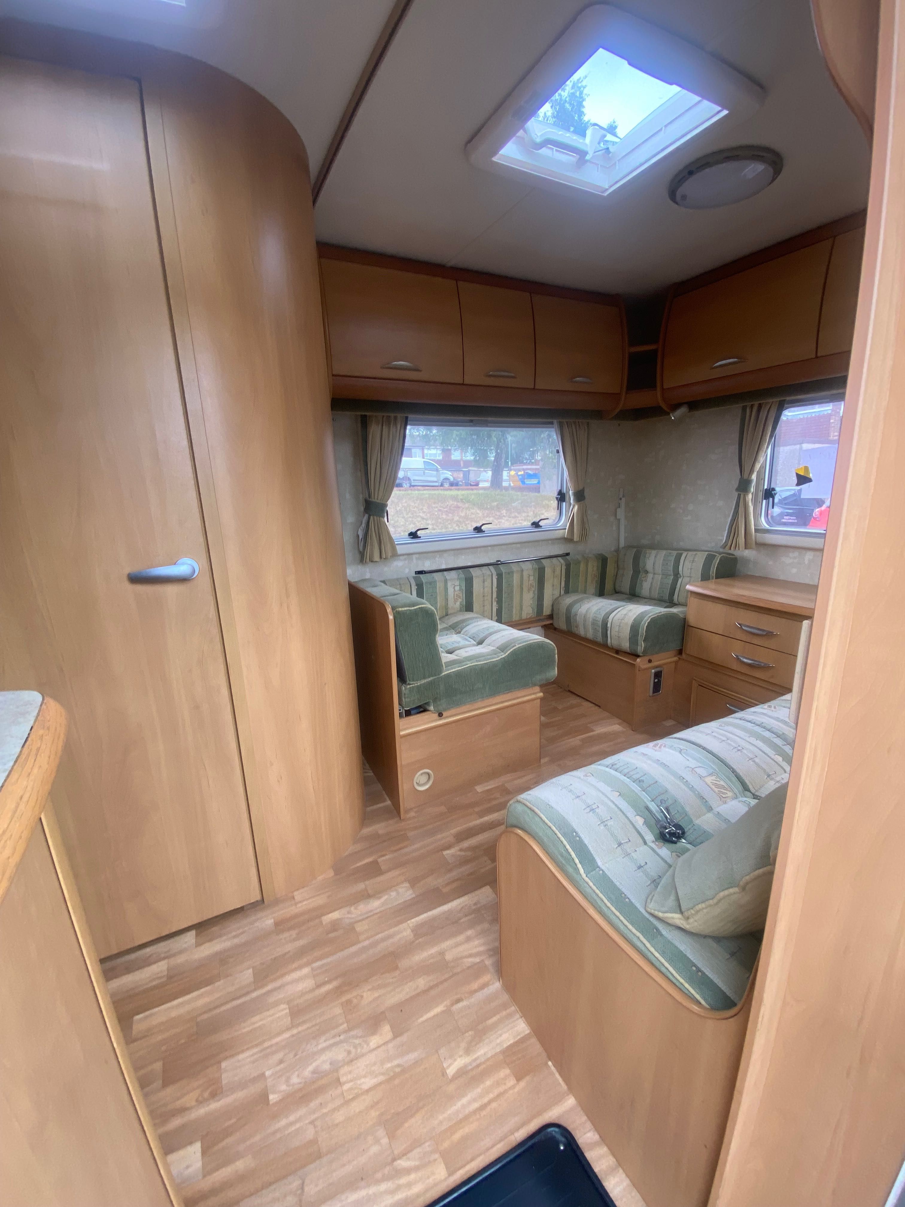 Каравана Swift Conqueror 650 Lux (2005) – 6-местна, напълно оборудвана