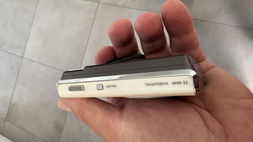 Aparat foto Olympus , mic si frumos . Impecabil cu accesorii.