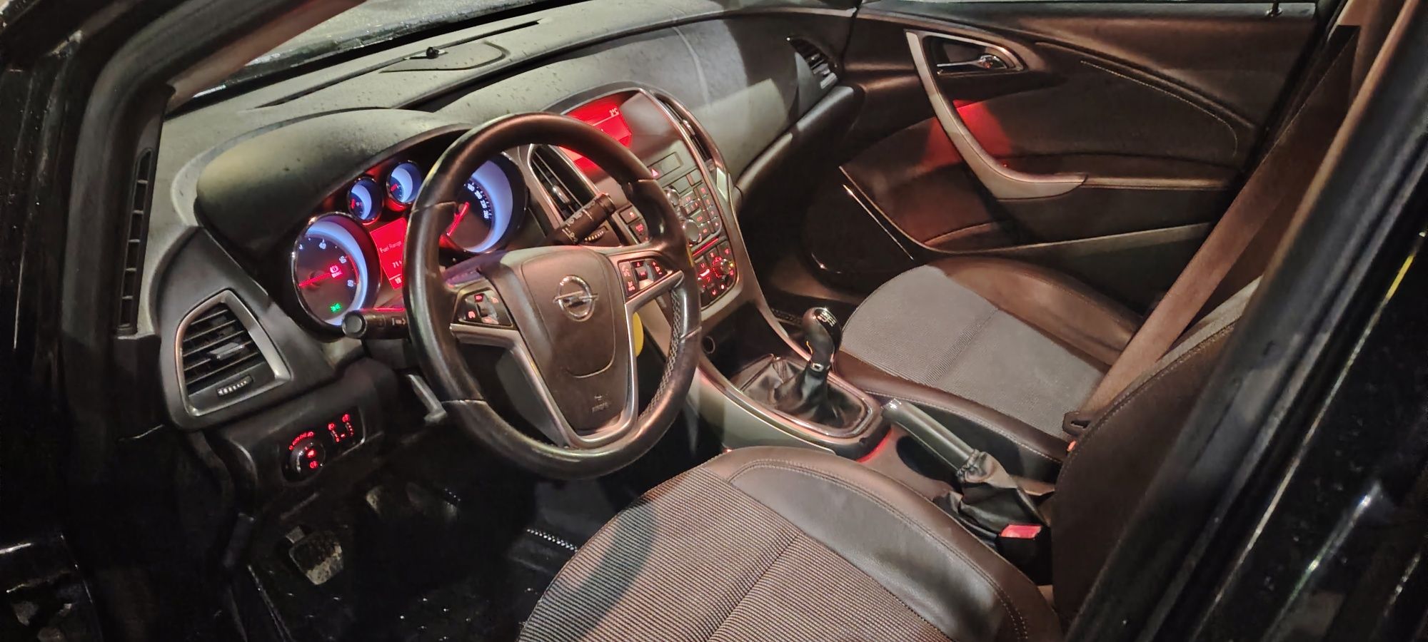 ОБСЛУЖЕН Opel Astra-Sports Tourer 2012 125hp ръчна