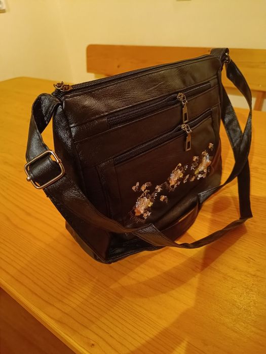 Малка дамска чанта с бродерия,  размери 26/20/11 см