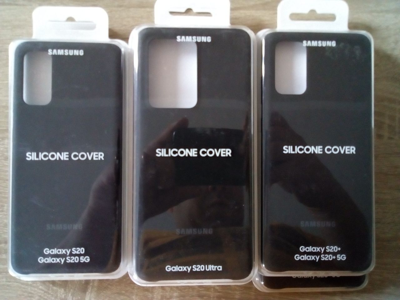 Vând husa spate originala Silicone Cover Samsung S20 negru nou sigilat