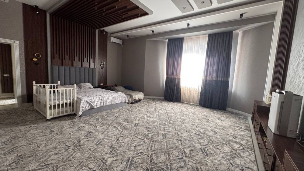 Просторный дом с дизайнерской отделкой